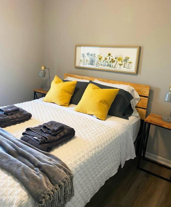The Delores - 2 Bedroom Apt In Quilt Town, Usa Hamilton Eksteriør bilde